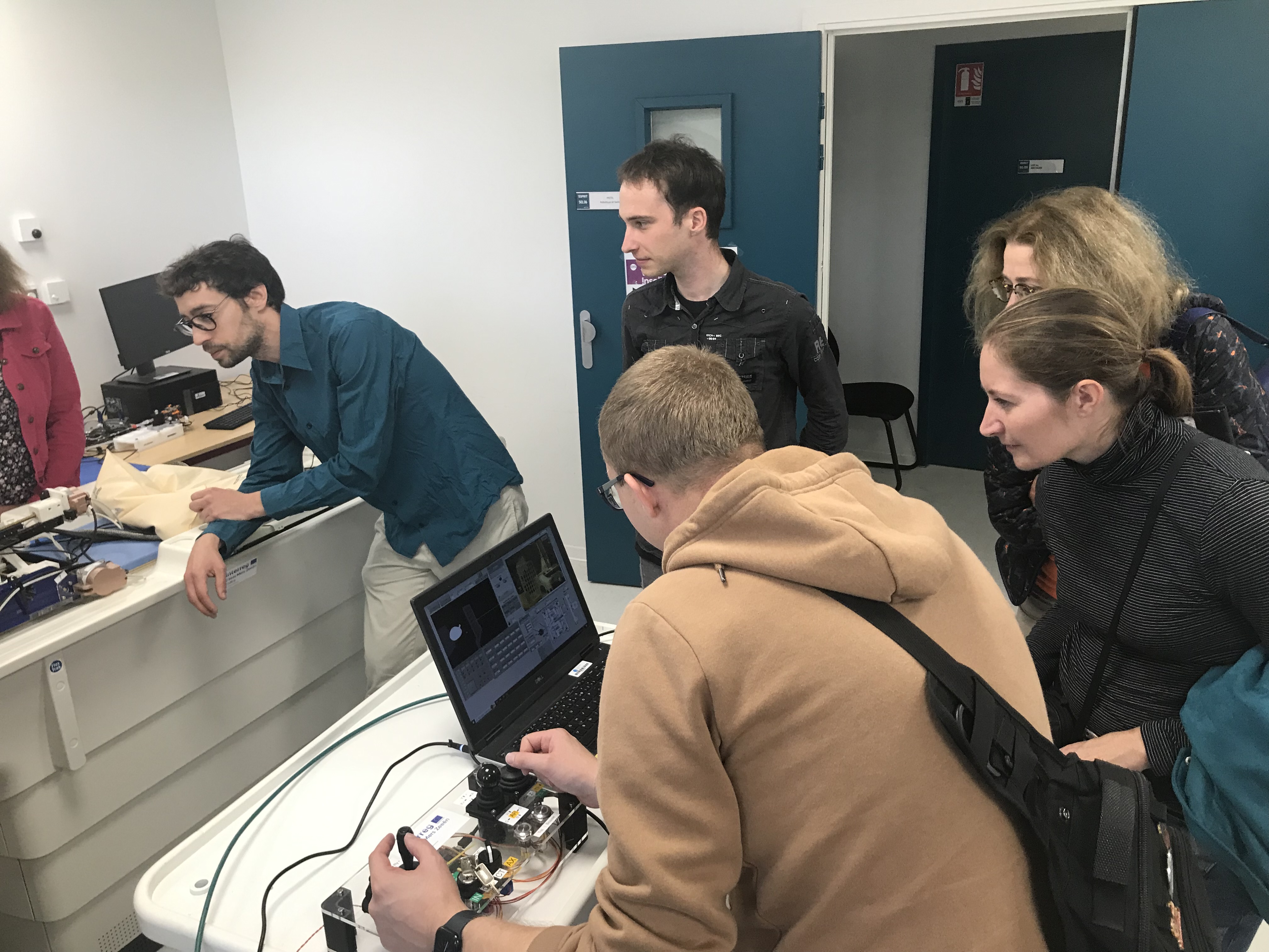 Il est l'heure de joueur les apprentis chirurgiens ! Sous la houlette de Mario Sanz Lopez, ingénieur de recherche, les participant.e.s ont pu contrôler à distance le robot et essayer de soigner le mannequin du laboratoire !