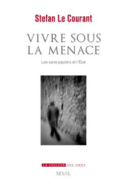 La politique de contrôle migratoire ne s’exerce pas uniquement aux frontières, sur le territoire national elle continue d’œuvrer en séparant celles et ceux qui bénéficient d’un séjour régulier des autres qui en sont dépourvus. Elle trace des démarcations intérieures invisibles et implacables quand le spectre de la frontière hante le quotidien des personnes qui chaque jour risquent l’expulsion. En ethnographe, Stefan Le Courant tente de saisir les conséquences intimes de ce gouvernement par la menace. Après une enquête de plusieurs années auprès d’une quarantaine de sans-papiers, l’auteur restitue avec humanité leur expérience ; il raconte des vies façonnées par la crainte de l’arrestation ou de la dénonciation. Si la menace est, pour celui qui l’exerce, une manifestation de son pouvoir de nuire sans exécution immédiate, pour celui qui y est exposé, elle se traduit par une conscience aiguë et permanente du danger. Obsédante, cette menace pousse à privilégier la solitude et la méfiance ; elle transforme l’environnement proche en un monde de signes potentiellement redoutables : le ton d’une voix, la couleur d’un uniforme, la question d’un camarade de chambre, tout peut être un indice qu’il devient crucial de savoir exploiter. En cherchant à appréhender cette présence qui se dérobe, à vivre la vie d’un sans-papier, l’auteur livre un récit immersif aussi original qu’inédit.